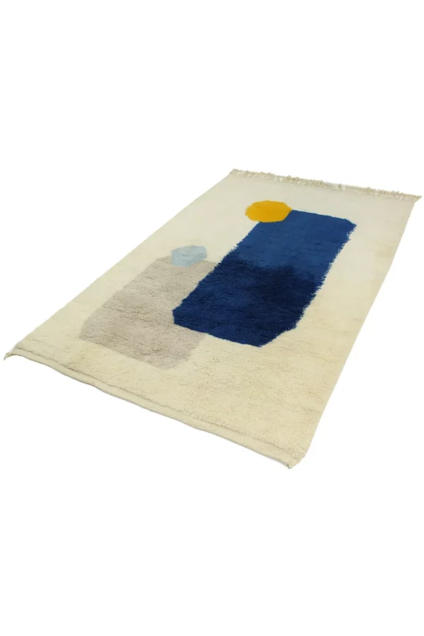 Beiger Beni Ourain Berber Teppich mit blauem Muster und Fransen.Hamburg, Middleway Gallery, Online Shop
