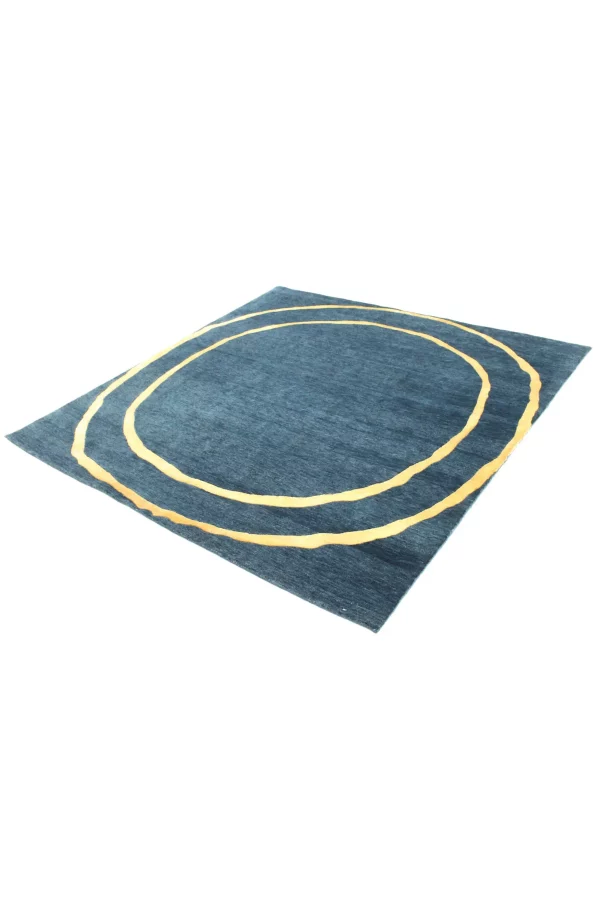 Der 'Blue Circle' ist ein exquisiter handgeknüpfter Teppich mit einem zeitgemäßen und minimalistischen Design aus hochwertiger Wolle und edler Bambusseide in den eleganten Farben Petrol und Gold. Hamburg, Middleway Gallery, Online Shop