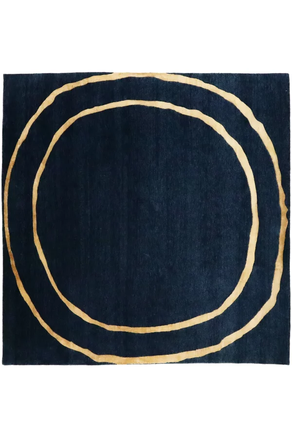 Blue Circle Teppich Der 'Blue Circle' ist ein exquisiter handgeknüpfter Teppich mit einem zeitgemäßen und minimalistischen Design aus hochwertiger Wolle und edler Bambusseide in den eleganten Farben Petrol und Gold. Hamburg, Middleway Gallery, Online Shop