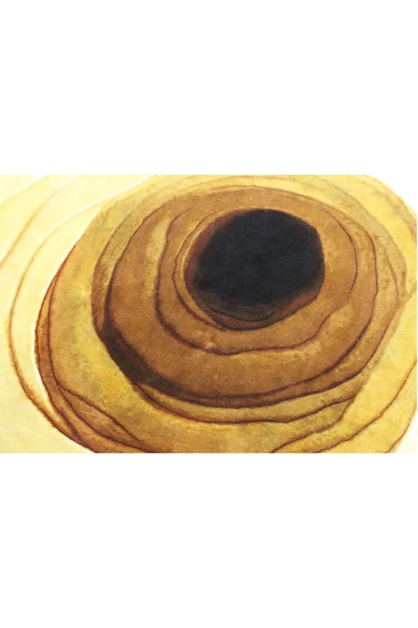 Der Desert ist ein handgeknüpfter Teppich mit einem Design, das einer Wildrose ähnelt. Sein harmonisches Zusammenspiel aus Gelb- und Brauntönen verleiht ihm eine besondere Ausstrahlung. Hamburg, Middleway Gallery, Online Shop