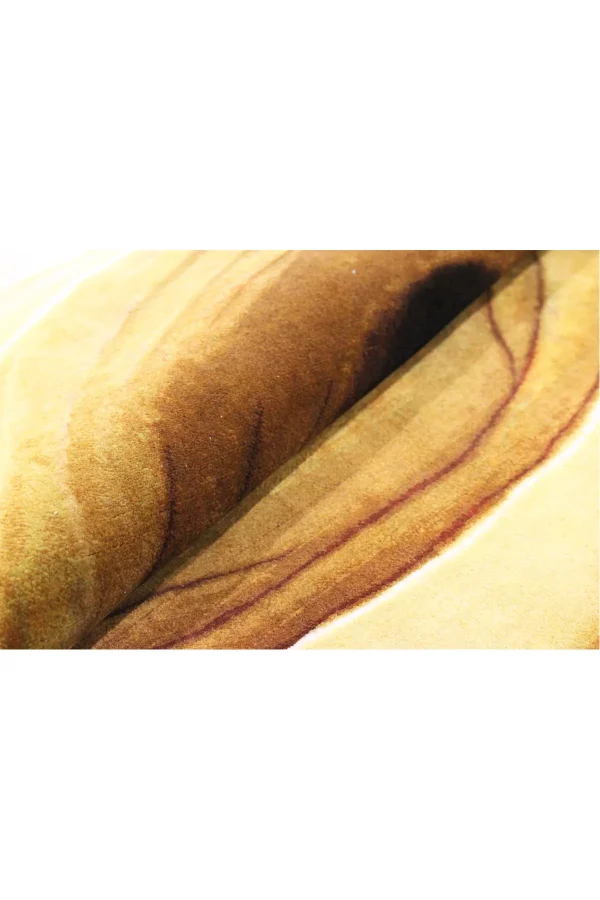 Der Desert ist ein handgeknüpfter Teppich mit einem Design, das einer Wildrose ähnelt. Sein harmonisches Zusammenspiel aus Gelb- und Brauntönen verleiht ihm eine besondere Ausstrahlung. Hamburg, Middleway Gallery, Online Shop