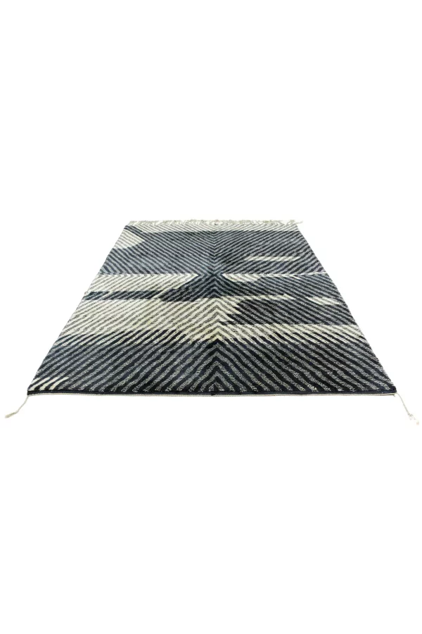 Der wollig - weichen Berber Teppich handgeknüpft in schwarz - Beige. Das Design dieses Berber Teppichs ähnelt sehr dem Fischgrätenmuster. Berber Teppiche, Hamburg, Middleway Gallery, Online Shop