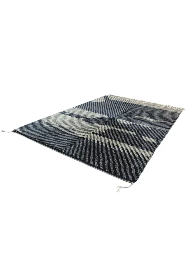Der wollig - weichen Berber Teppich handgeknüpft in schwarz - Beige. Das Design dieses Berber Teppichs ähnelt sehr dem Fischgrätenmuster. Berber Teppiche, Hamburg, Middleway Gallery, Online Shop