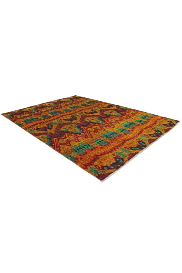 Der Sari-Teppich ist ein handgeknüpfter Teppich mit einem zeitgenössischen Ikat-Design, das sich durch leuchtende Farben auszeichnet. Hamburg, Middleway Gallery, Online Shop