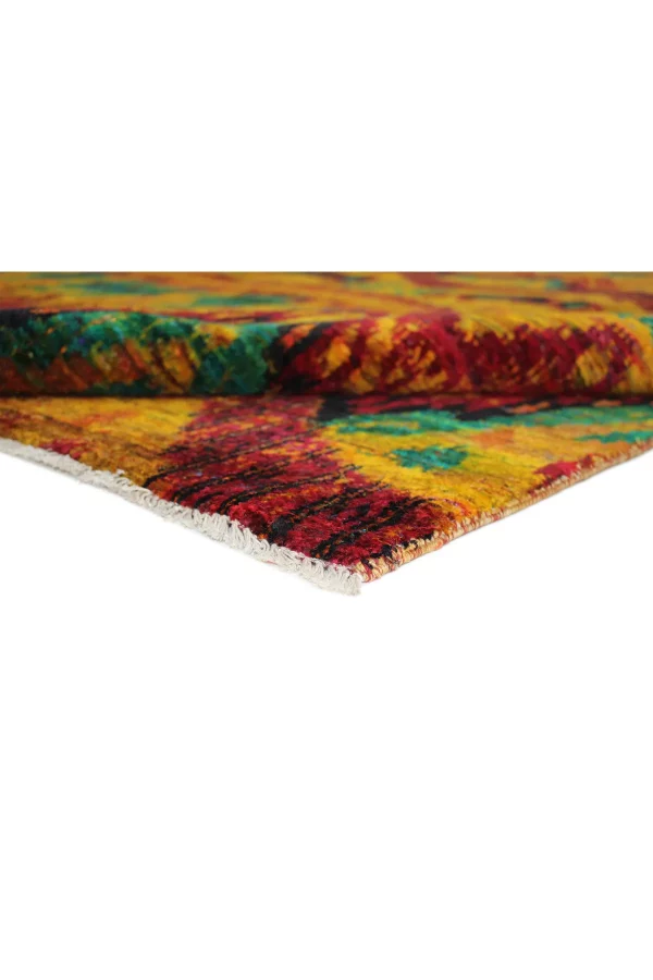 Der Sari-Teppich ist ein handgeknüpfter Teppich mit einem zeitgenössischen Ikat-Design, das sich durch leuchtende Farben auszeichnet. Hamburg, Middleway Gallery, Online Shop