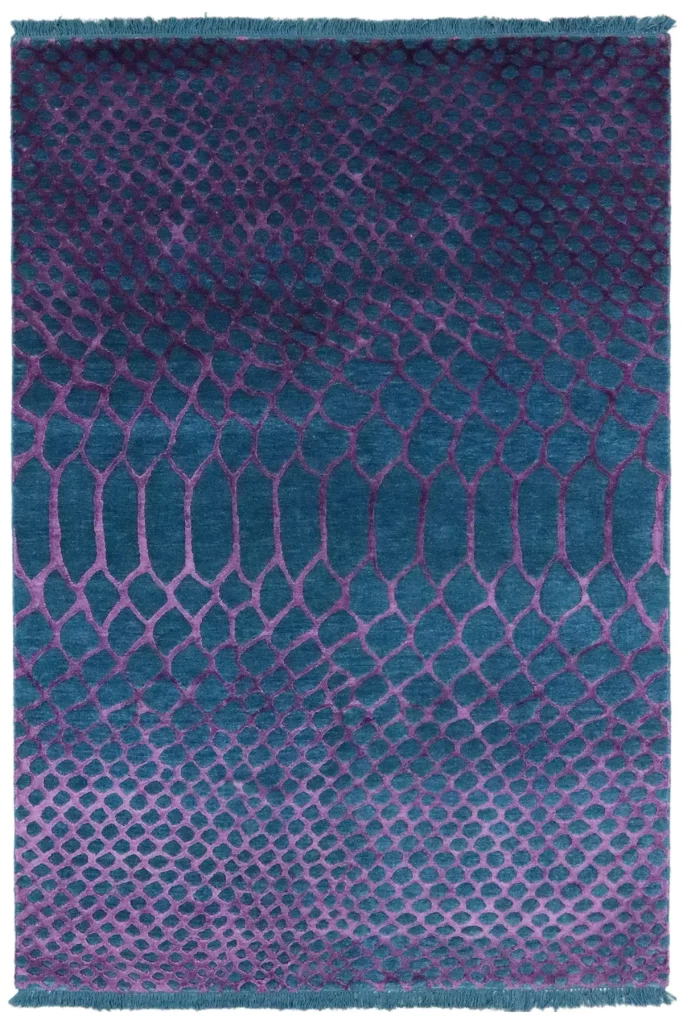 Unser handgeknüpfter Teppich mit einem faszinierenden Schlangenmuster aus hochwertiger Wolle und edler Bambusseide in den einzigartigen Farbtönen Petrol und Violett. Hamburg, Middleway Gallery, Online Shop