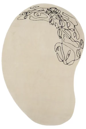 Unser handgetufteter Teppich namens "Faces" besticht durch seine außergewöhnliche Form. Hergestellt aus hochwertiger neuseeländischer Wolle, präsentiert er sich in einem sanften Beigeton und ist mit kunstvollen Verzierungen aus schwarzem Metall versehen. Hamburg, Middleway Gallery, Online Shop