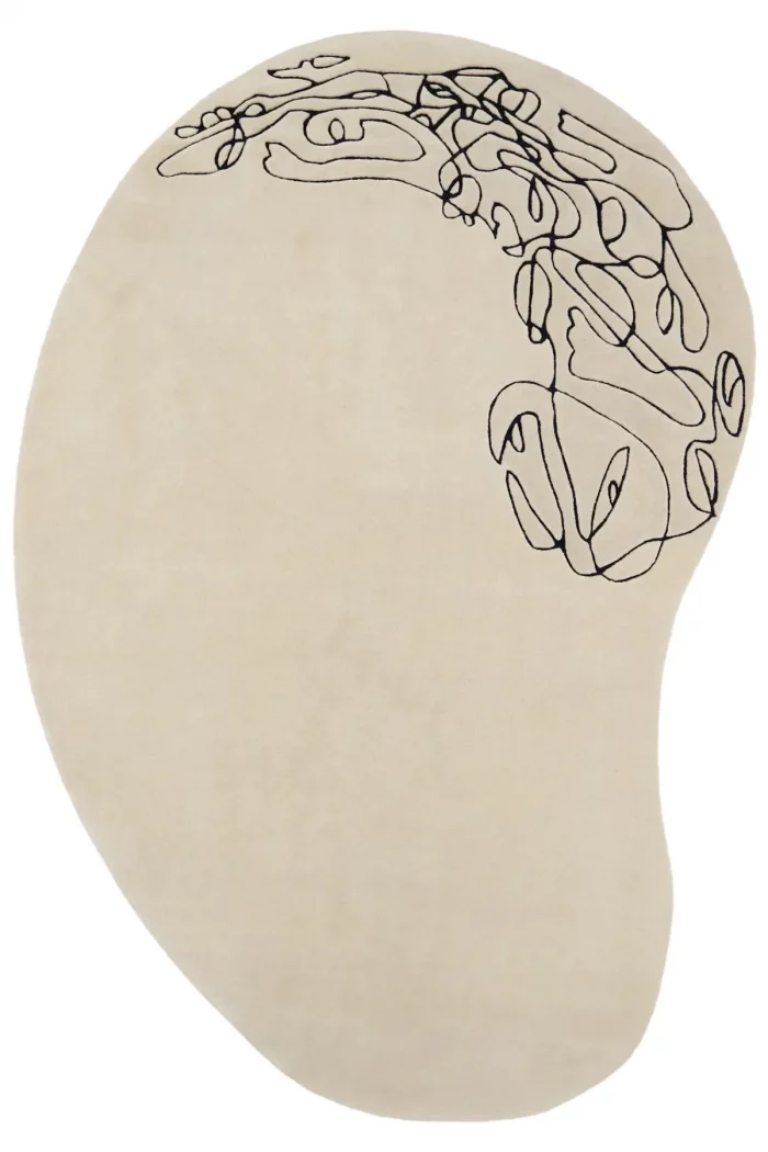 Unser handgetufteter Teppich namens "Faces" besticht durch seine außergewöhnliche Form. Hergestellt aus hochwertiger neuseeländischer Wolle, präsentiert er sich in einem sanften Beigeton und ist mit kunstvollen Verzierungen aus schwarzem Metall versehen. Hamburg, Middleway Gallery, Online Shop