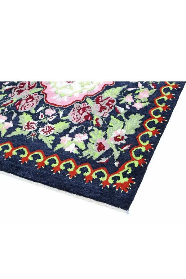 Der Parisian Teppich ist ein handgeknüpfter Schatz mit einem bezaubernden floralen Muster. Er vereint kunstvoll perfektionierte Farbkombinationen wie zartes Rosa, lebendiges Grün, elegantes Schwarz, strahlendes Blau und vieles mehr. Hamburg, Middleway Gallery, Online Shop