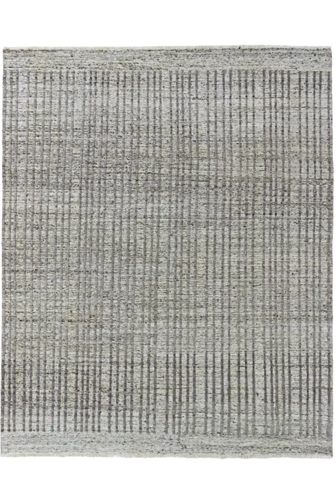 Der Kala Lai Kurzflor-Teppich besticht durch seinen Used-Look im Vintage-Stil, der einen harmonischen Mix aus cremefarbenen und braunen Grundtönen aufweist. Er zeichnet sich durch parallel verlaufende Linien in Braun aus. Hamburg, Middleway Gallery, Online Shop