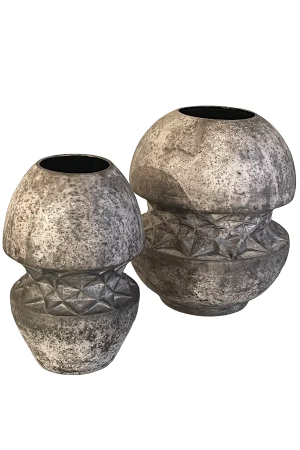 Handgefertigte Raku-Keramik Vasen mit einer gräulichen Oberfläche. MIDDLEWAY GALLERY Hamburg.