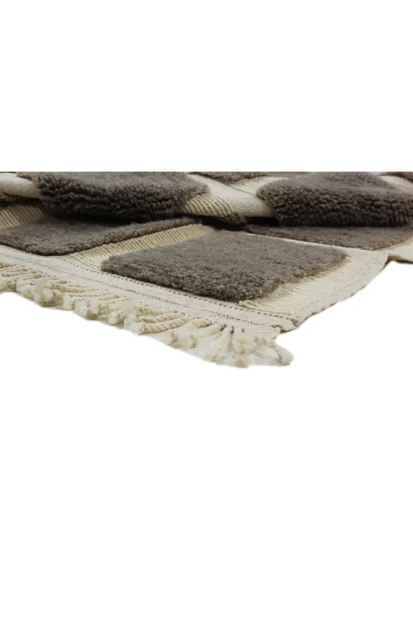 Der Berber Teppich genannt als “Uno Fur" Handgeknüpft und bestehend aus 100% Atlas-Wolle, besticht das Design des Berbers durch seine erdigen Töne. Hamburg, Middleway Gallery, Online Shop