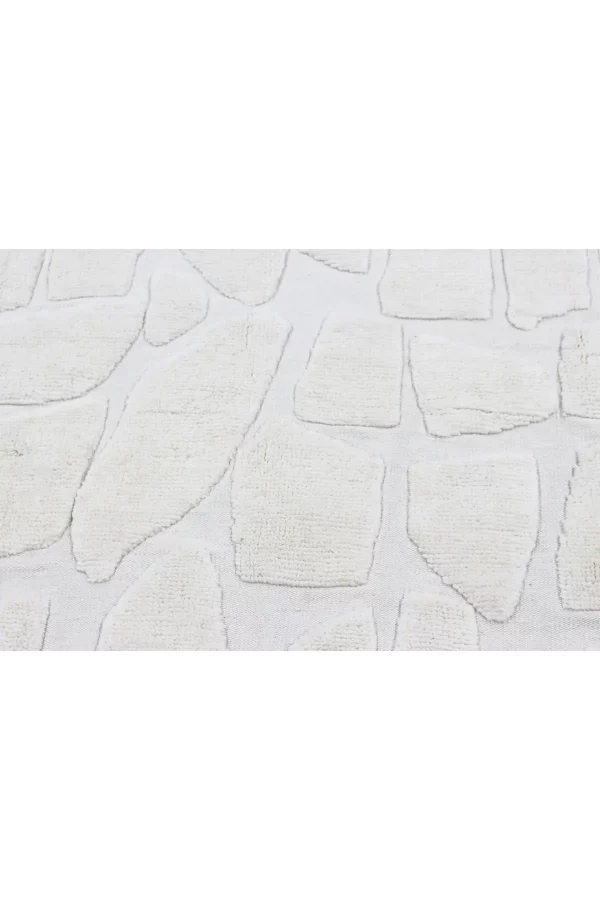 Unser Snow Print Teppich ist eine Kombination aus zwei Herstellungstechniken, Flachgewebe und Hochflor. Das Design besticht durch subtile Variationen in der Florhöhe und ist in einer wunderschönen Cremefarbe gehalten. Middleway Gallery, Hamburg, Online Shop