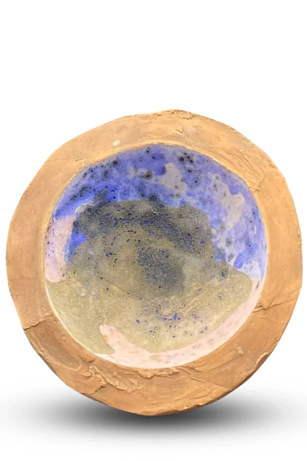 handgefertigte Keramik Schale mit eine Ton-Erde Aussenseite und Innenleben ein Farbsplash aus Grün- und Blautönen. Middleway Gallery, Hamburg, Online Shop