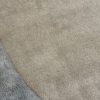Abr – von Hand gefertigt aus feiner Wolle und glänzender Kunstseide. Die organische Form und sanften Farbnuancen erinnern an eine schwebende Wolke und bringen zeitlose Eleganz in jeden Raum. Erhältlich in Hamburg Middleway Gallery und im Onlineshop.