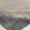 Abr – von Hand gefertigt aus feiner Wolle und glänzender Kunstseide. Die organische Form und sanften Farbnuancen erinnern an eine schwebende Wolke und bringen zeitlose Eleganz in jeden Raum. Erhältlich in Hamburg Middleway Gallery und im Onlineshop.