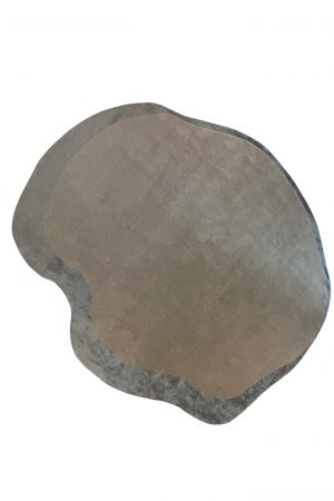 Abr – von Hand gefertigt aus feiner Wolle und glänzender Kunstseide. Die organische Form und sanften Farbnuancen erinnern an eine schwebende Wolke und bringen zeitlose Eleganz in jeden Raum. Erhältlich in Hamburg Middleway Gallery und im Onlineshop.