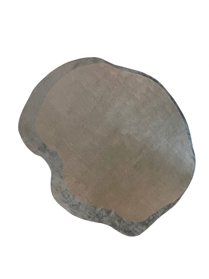 Abr – von Hand gefertigt aus feiner Wolle und glänzender Kunstseide. Die organische Form und sanften Farbnuancen erinnern an eine schwebende Wolke und bringen zeitlose Eleganz in jeden Raum. Erhältlich in Hamburg Middleway Gallery und im Onlineshop.