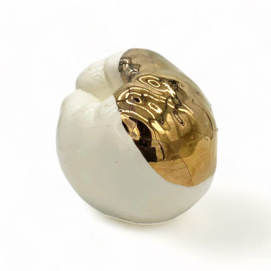 Behi Quitte Deko Objekt ist ein handgefertigtes Wohnaccessoire aus feiner Keramik, verziert mit Goldgalsur. Erhältlich in Hamburg Middleway Gallery und im Onlineshop.