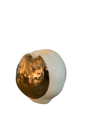 Behi Quitte Deko Objekt ist ein handgefertigtes Wohnaccessoire aus feiner Keramik, verziert mit Goldgalsur. Erhältlich in Hamburg Middleway Gallery und im Onlineshop.