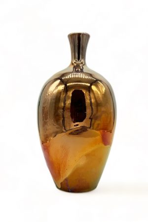 Bei der Bereng Vase handelt es sich um ein handverlesnes Einzelstück. Ihre bauchige Formgebung harmoniert hervorragend mit der auffällig Farbgestaltung. Erhältlich in Hamburg Middleway Gallery und im Onlineshop.