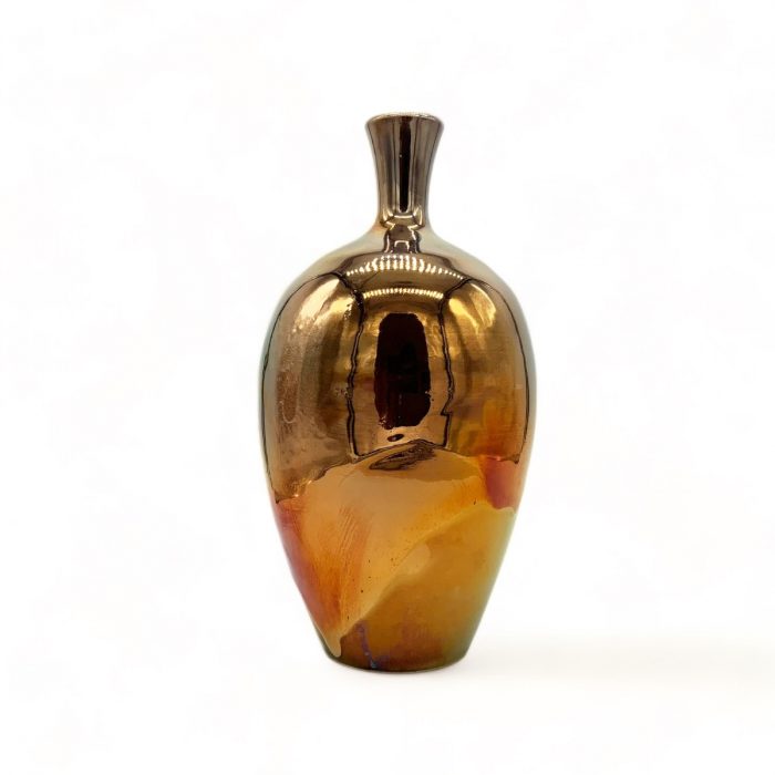 Bei der Bereng Vase handelt es sich um ein handverlesnes Einzelstück. Ihre bauchige Formgebung harmoniert hervorragend mit der auffällig Farbgestaltung. Erhältlich in Hamburg Middleway Gallery und im Onlineshop.