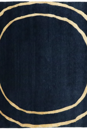 Entdecken Sie exquisite Handwerkskunst – der handgeknüpfte Teppich aus hochwertiger Wolle und edler Bambusseide. Das Circle-Design präsentiert sich in trendigem Petrol mit zwei goldenen Kreisen. Erhältlich im Onlineshop der Middleway Gallery in Hamburg