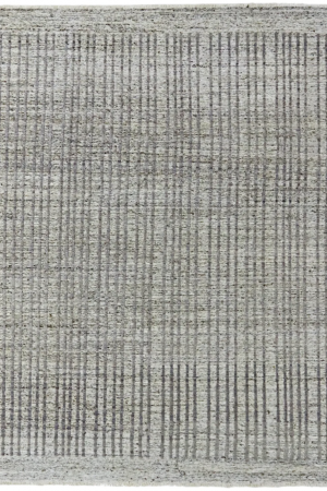 Der Kala Lai Kurzflor-Teppich besticht durch seinen Used-Look im Vintage-Stil, der einen harmonischen Mix aus cremefarbenen und braunen Grundtönen aufweist. Er zeichnet sich durch parallel verlaufende Linien in Braun aus. Hamburg, Middleway Gallery, Online Shop