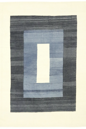 Blue Frame, ein handgewebter Kelim in Farben wie Blau, Dunkelblau und Creme bezaubert mit seinem rahmenartigen Design. Hamburg , Middleway Gallery, Online Shop