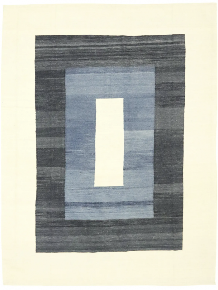 Blue Frame, ein handgewebter Kelim in Farben wie Blau, Dunkelblau und Creme bezaubert mit seinem rahmenartigen Design. Hamburg , Middleway Gallery, Online Shop
