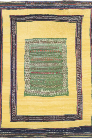Nomadic, ein handgewebter Kelim, besticht durch seinen leuchtend gelben Grundton und ein Design, das mit verschiedenen Farben bestickt ist. Hamburg, Middleway Gallery, Online Shop