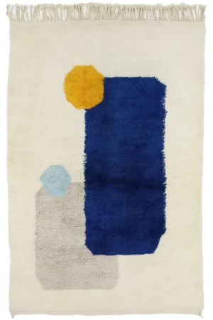 Beiger Beni Ourain Berber Teppich mit blauem Muster und Fransen. Hamburg, Middleway Gallery, Online Shop