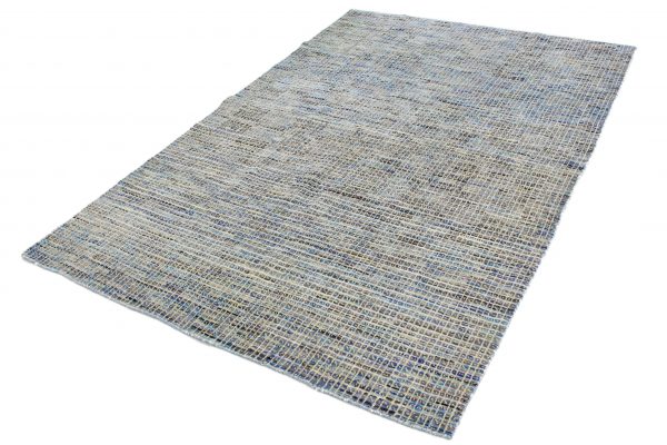 Unser handgeknüpfter Blue Pixel Teppich aus hochwertiger Wolle in verschiedenen Blautönen, ergänzt durch subtile Brauntöne, zeichnet sich durch ein einzigartiges Design aus. Die Miniaturquadrate verleihen dem Teppich einen pixeligen Look. Erhältlich in Hamburg, Middleway Gallery und im Online-Shop.