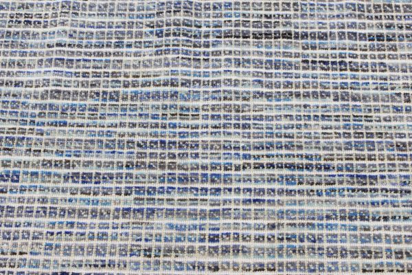 Unser handgeknüpfter Blue Pixel Teppich aus hochwertiger Wolle in verschiedenen Blautönen, ergänzt durch subtile Brauntöne, zeichnet sich durch ein einzigartiges Design aus. Die Miniaturquadrate verleihen dem Teppich einen pixeligen Look. Erhältlich in Hamburg, Middleway Gallery und im Online-Shop.