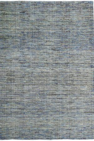 Unser handgeknüpfter Blue Pixel Teppich aus hochwertiger Wolle in verschiedenen Blautönen, ergänzt durch subtile Brauntöne, zeichnet sich durch ein einzigartiges Design aus. Die Miniaturquadrate verleihen dem Teppich einen pixeligen Look. Erhältlich in Hamburg, Middleway Gallery und im Online-Shop.