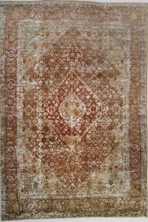 Unser Blush Vintage Teppich, größtenteils handgefertigt, besticht durch das ursprüngliche Kiraman-Design und eine stark bearbeitete Oberfläche. Diese Verarbeitung verleiht dem Teppich ein einzigartiges Relief in zarten Rosa-, Grün-, Creme- und Brauntöne. Erhältlich in Hamburg Middleway Gallery & im Online Shop.
