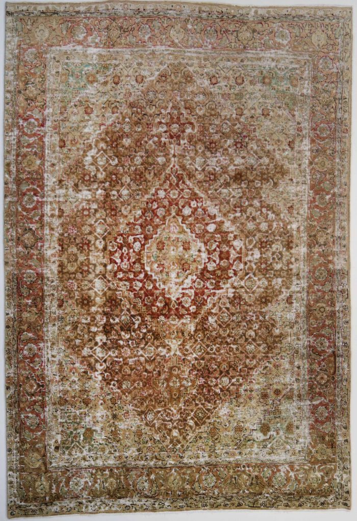 Unser Blush Vintage Teppich, größtenteils handgefertigt, besticht durch das ursprüngliche Kiraman-Design und eine stark bearbeitete Oberfläche. Diese Verarbeitung verleiht dem Teppich ein einzigartiges Relief in zarten Rosa-, Grün-, Creme- und Brauntöne. Erhältlich in Hamburg Middleway Gallery & im Online Shop.