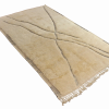 Entdecken Sie unsere handgeknüpfte Berber Teppich aus reiner Atlas-Wolle. Die sanften Creme -Töne werden durch schwarze Akzente in Form von Zweigen perfekt ergänzt. erhältlich im Onlineshop der Middleway Gallery in Hamburg.