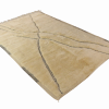 Entdecken Sie unsere handgeknüpfte Berber Teppich aus reiner Atlas-Wolle. Die sanften Creme -Töne werden durch schwarze Akzente in Form von Zweigen perfekt ergänzt. erhältlich im Onlineshop der Middleway Gallery in Hamburg.