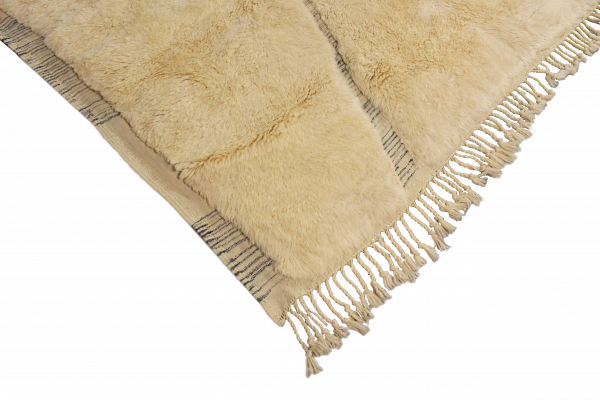 Entdecken Sie unsere handgeknüpfte Berber Teppich aus reiner Atlas-Wolle. Die sanften Creme -Töne werden durch schwarze Akzente in Form von Zweigen perfekt ergänzt. erhältlich im Onlineshop der Middleway Gallery in Hamburg.