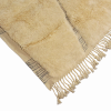 Entdecken Sie unsere handgeknüpfte Berber Teppich aus reiner Atlas-Wolle. Die sanften Creme -Töne werden durch schwarze Akzente in Form von Zweigen perfekt ergänzt. erhältlich im Onlineshop der Middleway Gallery in Hamburg.