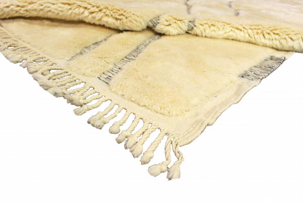 Entdecken Sie unsere handgeknüpfte Berber Teppich aus reiner Atlas-Wolle. Die sanften Creme -Töne werden durch schwarze Akzente in Form von Zweigen perfekt ergänzt. erhältlich im Onlineshop der Middleway Gallery in Hamburg.
