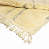 Entdecken Sie unsere handgeknüpfte Berber Teppich aus reiner Atlas-Wolle. Die sanften Creme -Töne werden durch schwarze Akzente in Form von Zweigen perfekt ergänzt. erhältlich im Onlineshop der Middleway Gallery in Hamburg.