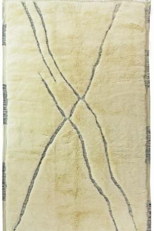 Entdecken Sie unsere handgeknüpfte Berber Teppich aus reiner Atlas-Wolle. Die sanften Creme -Töne werden durch schwarze Akzente in Form von Zweigen perfekt ergänzt. erhältlich im Onlineshop der Middleway Gallery in Hamburg.