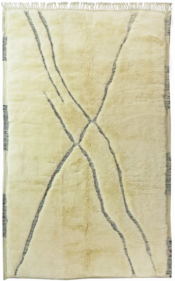 Entdecken Sie unsere handgeknüpfte Berber Teppich aus reiner Atlas-Wolle. Die sanften Creme -Töne werden durch schwarze Akzente in Form von Zweigen perfekt ergänzt. erhältlich im Onlineshop der Middleway Gallery in Hamburg.