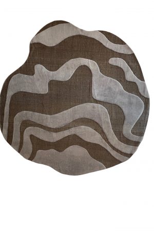 Organisch geformter Teppich „ClayCloud“ aus der RisRug Collection mit fließendem, sandfarbenem Muster in Grau- und Brauntönen – inspiriert von natürlichen Gesteinsformationen. erhältlich in Hamburg Middleway Gallery und im Onlineshop.