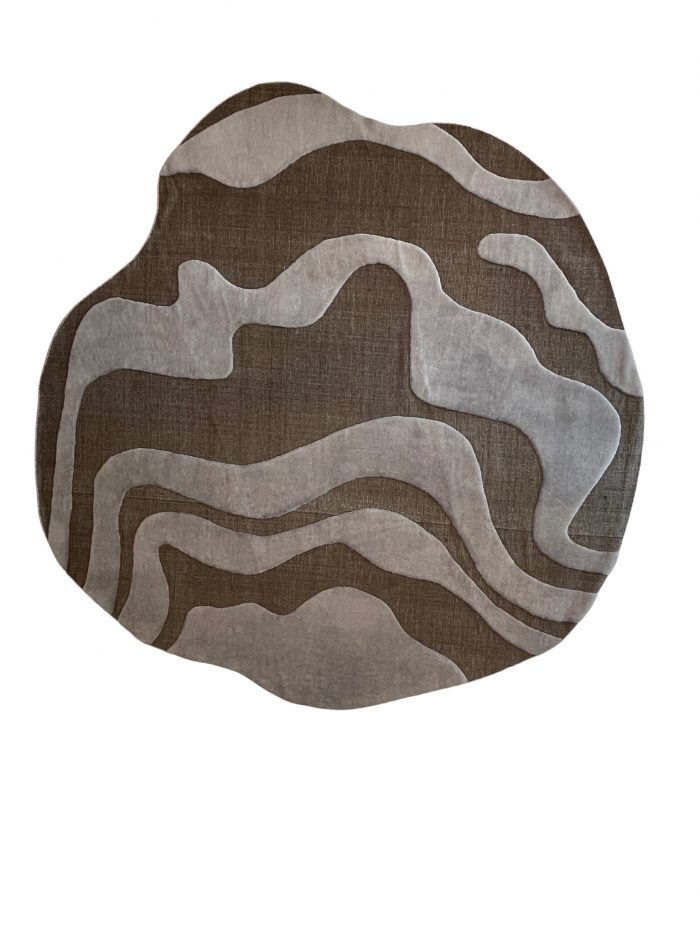 Organisch geformter Teppich „ClayCloud“ aus der RisRug Collection mit fließendem, sandfarbenem Muster in Grau- und Brauntönen – inspiriert von natürlichen Gesteinsformationen. erhältlich in Hamburg Middleway Gallery und im Onlineshop.