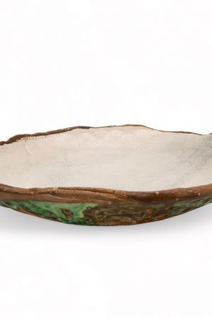 Diese handgefertigte Keramikschale besticht durch ihr einzigartiges Design: Während ihr Inneres in einem zarten Creme-Weiß erstrahlt, verzaubert die Außenseite mit erdigen Tönen und einem harmonischen grünen Farbverlauf. Die subtil eingearbeiteten Fingerabdrücke verleihen ihr eine besondere, persönliche Note. Erhältlich in Hamburg Middleway Gallery und im Onlineshop.