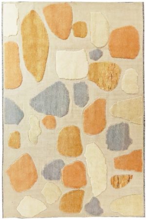 Natürliche Eleganz und zeitlose Kunst vereinen sich in diesem handgeknüpften Kelim, hergestellt aus hochwertiger 100% Wolle und verziert mit einem exquisiten Terrazzo-Muster in wunderschönen Pastelltönen. Erhältlich im Onlineshop der Middleway Gallery in Hamburg