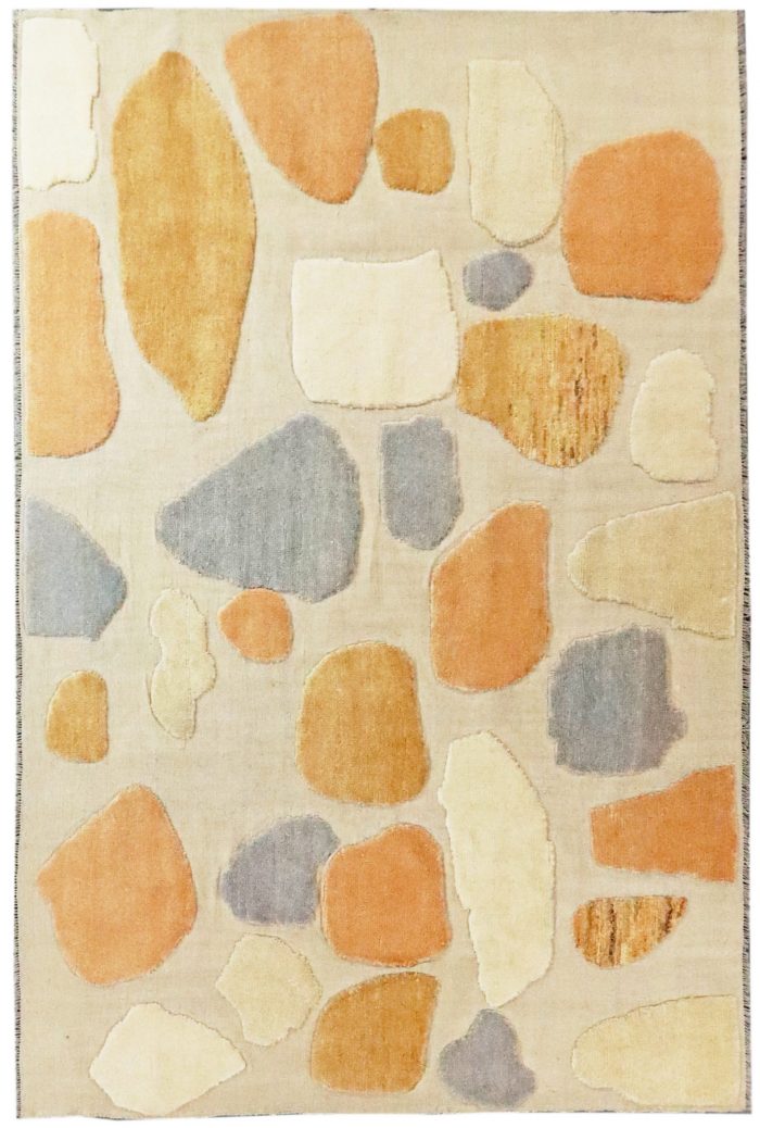 Natürliche Eleganz und zeitlose Kunst vereinen sich in diesem handgeknüpften Kelim, hergestellt aus hochwertiger 100% Wolle und verziert mit einem exquisiten Terrazzo-Muster in wunderschönen Pastelltönen. Erhältlich im Onlineshop der Middleway Gallery in Hamburg